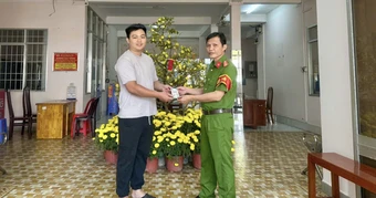 Cái kết ấm lòng khi người đàn ông bỏ quên hàng chục triệu đồng tại trụ ATM