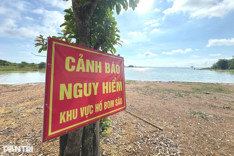 Cắm biển cảnh báo nguy hiểm tại khu vực nhiều hố bom ở hồ Trị An Cắm biển cảnh báo nguy hiểm tại khu vực nhiều hố bom ở hồ Trị An