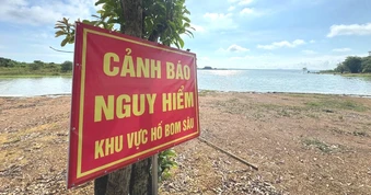 Cắm biển cảnh báo nguy hiểm tại khu vực nhiều hố bom ở hồ Trị An
