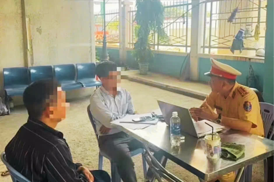 Camera bắt lỗi xe trộn bê tông 'vô tư' vào cao tốc từ điểm mở công trường Camera bắt lỗi xe trộn bê tông 'vô tư' vào cao tốc từ điểm mở công trường