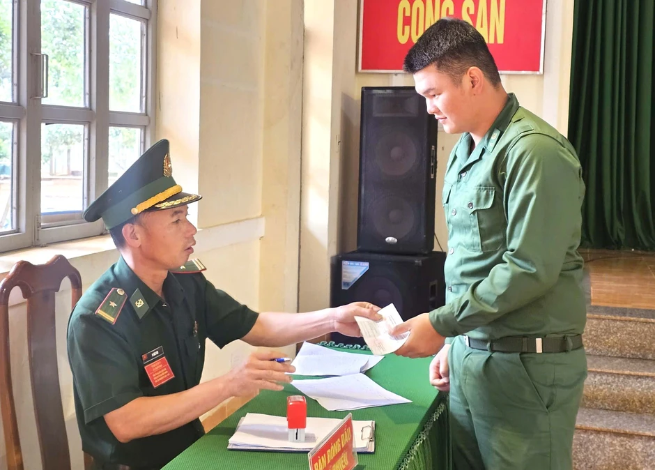 Cán bộ, chiến sĩ biên phòng bỏ phiếu bầu cử sớm ở Lâm Đồng Cán bộ, chiến sĩ biên phòng bỏ phiếu bầu cử sớm ở Lâm Đồng