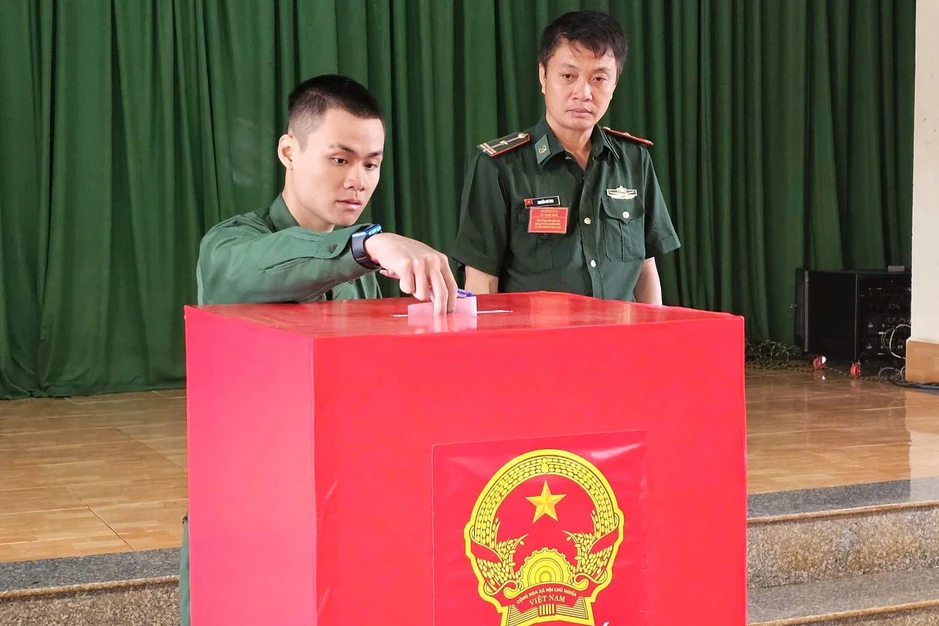 Cán bộ, chiến sĩ biên phòng bỏ phiếu bầu cử sớm ở Lâm Đồng Cán bộ, chiến sĩ biên phòng bỏ phiếu bầu cử sớm ở Lâm Đồng