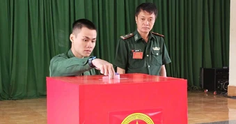 Cán bộ, chiến sĩ biên phòng bỏ phiếu bầu cử sớm ở Lâm Đồng