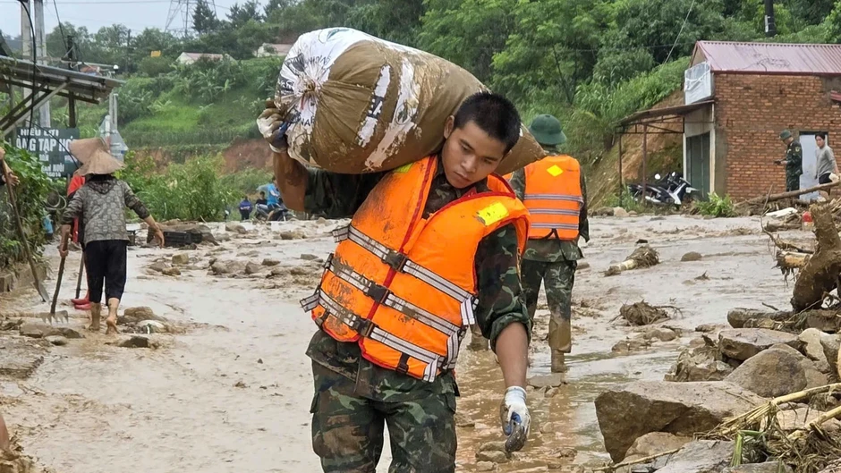 Cán bộ, chiến sĩ dầm mình trong mưa lũ ứng cứu người dân ở Lai Châu Cán bộ, chiến sĩ dầm mình trong mưa lũ ứng cứu người dân ở Lai Châu