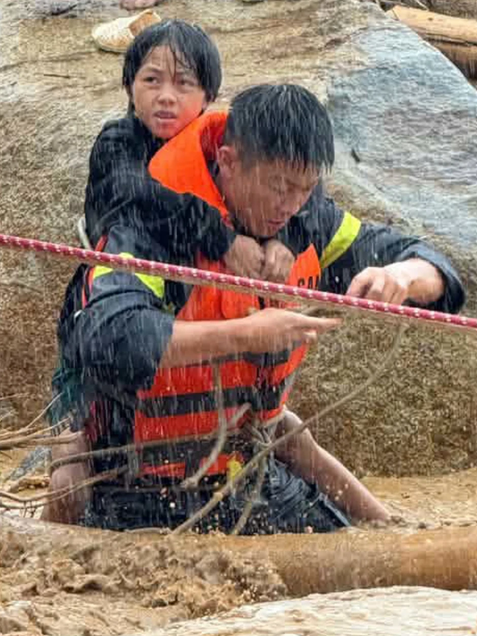 Cán bộ, chiến sĩ dầm mình trong mưa lũ ứng cứu người dân ở Lai Châu Cán bộ, chiến sĩ dầm mình trong mưa lũ ứng cứu người dân ở Lai Châu