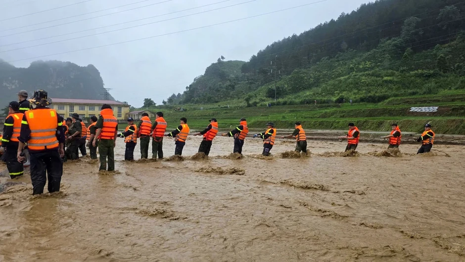Cán bộ, chiến sĩ dầm mình trong mưa lũ ứng cứu người dân ở Lai Châu Cán bộ, chiến sĩ dầm mình trong mưa lũ ứng cứu người dân ở Lai Châu