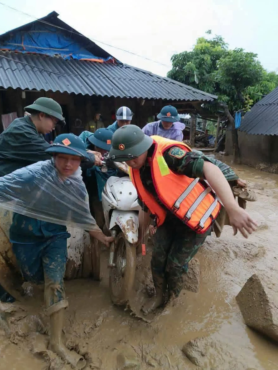Cán bộ, chiến sĩ dầm mình trong mưa lũ ứng cứu người dân ở Lai Châu Cán bộ, chiến sĩ dầm mình trong mưa lũ ứng cứu người dân ở Lai Châu