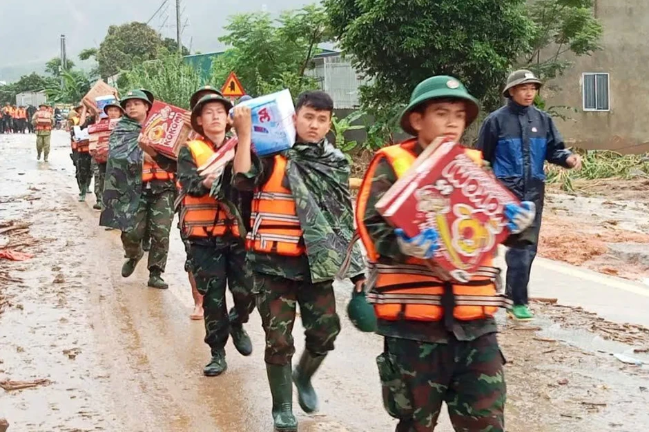 Cán bộ, chiến sĩ dầm mình trong mưa lũ ứng cứu người dân ở Lai Châu Cán bộ, chiến sĩ dầm mình trong mưa lũ ứng cứu người dân ở Lai Châu