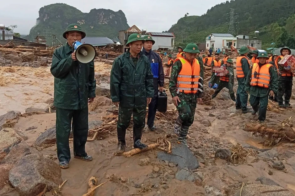 Cán bộ, chiến sĩ dầm mình trong mưa lũ ứng cứu người dân ở Lai Châu Cán bộ, chiến sĩ dầm mình trong mưa lũ ứng cứu người dân ở Lai Châu