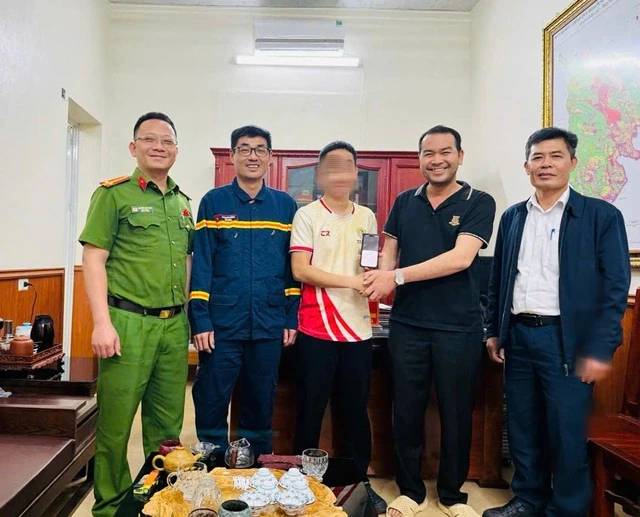 Cán bộ công an bất ngờ nhận được số tài khoản lạ chuyển tới nửa tỉ đồng Cán bộ công an bất ngờ nhận được số tài khoản lạ chuyển tới nửa tỉ đồng