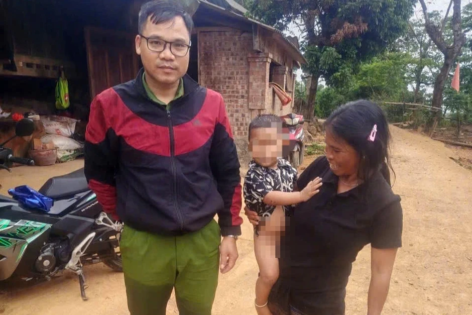 Cán bộ công an lao xuống hồ nước sâu cứu kịp thời cháu bé 2 tuổi Cán bộ công an lao xuống hồ nước sâu cứu kịp thời cháu bé 2 tuổi