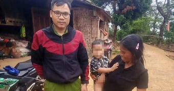 Cán bộ công an lao xuống hồ nước sâu cứu kịp thời cháu bé 2 tuổi