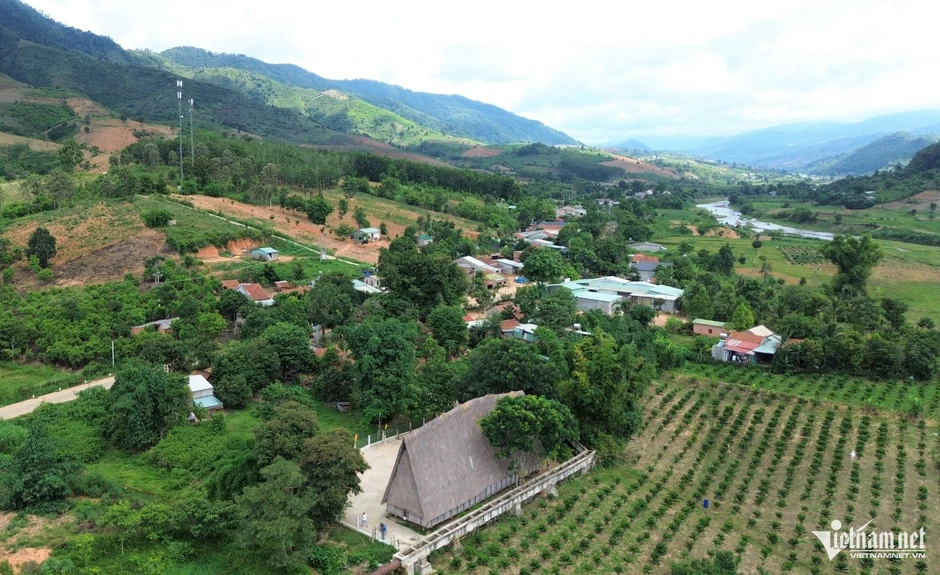 Cán bộ xã mang 'bộ phận một cửa' về nhà rông Cán bộ xã mang 'bộ phận một cửa' về nhà rông