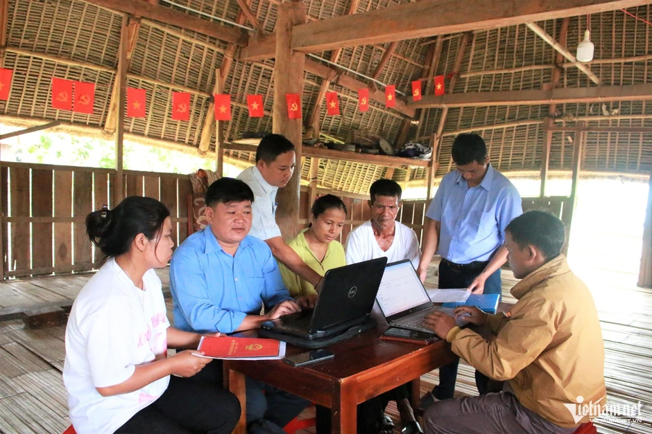 Cán bộ xã mang 'bộ phận một cửa' về nhà rông Cán bộ xã mang 'bộ phận một cửa' về nhà rông
