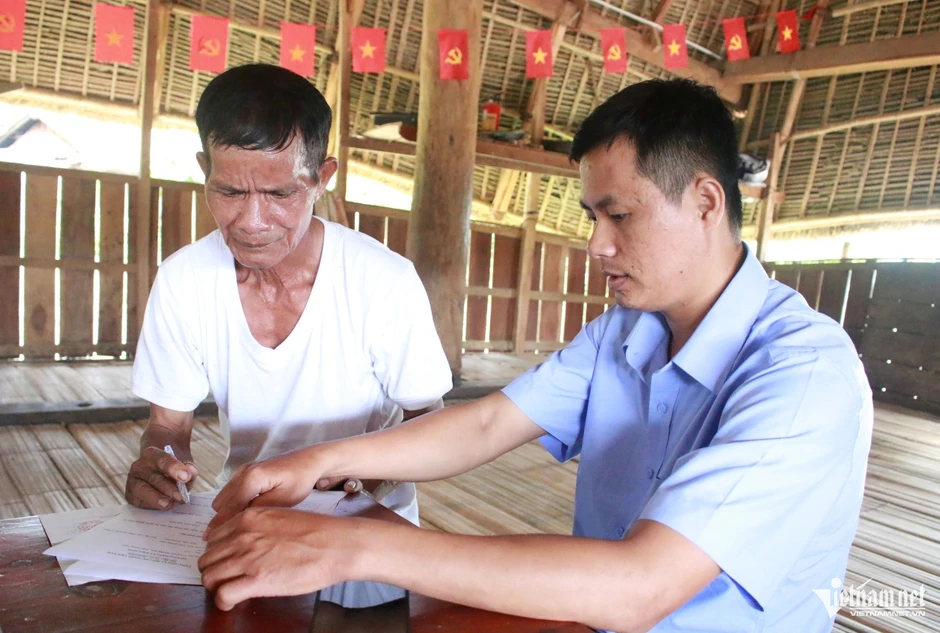 Cán bộ xã mang 'bộ phận một cửa' về nhà rông Cán bộ xã mang 'bộ phận một cửa' về nhà rông