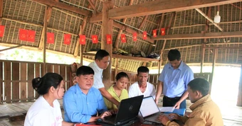 Cán bộ xã mang 'bộ phận một cửa' về nhà rông