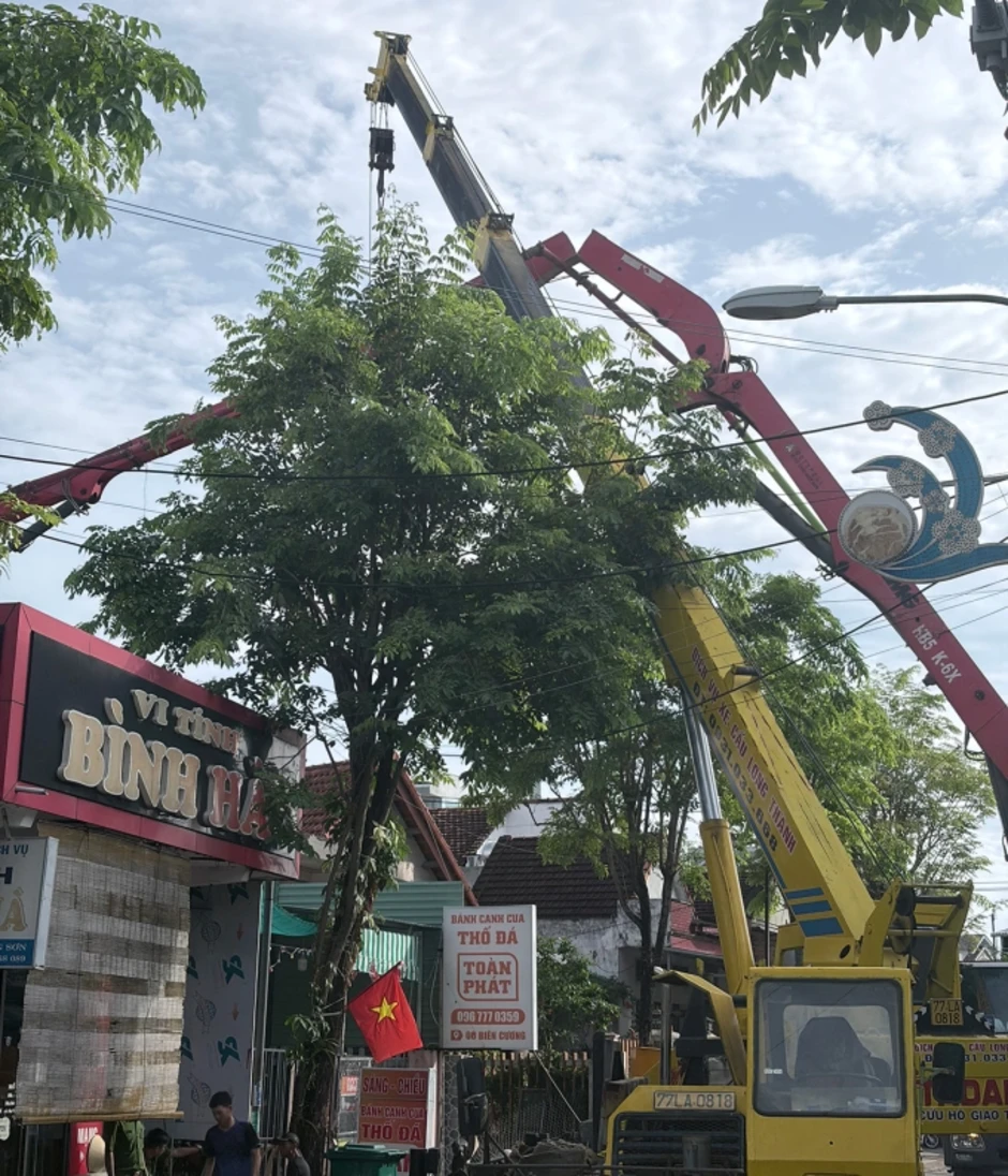 Cần bơm bêtông dài 30 m gãy đổ, một công nhân tử vong Cần bơm bêtông dài 30 m gãy đổ, một công nhân tử vong
