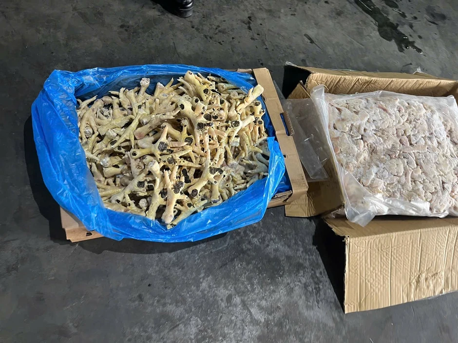 Cận cảnh 260 tấn chân gà đông lạnh hết hạn, mốc trắng chuẩn bị đưa ra thị trường tiêu thụ Cận cảnh 260 tấn chân gà đông lạnh hết hạn, mốc trắng chuẩn bị đưa ra thị trường tiêu thụ