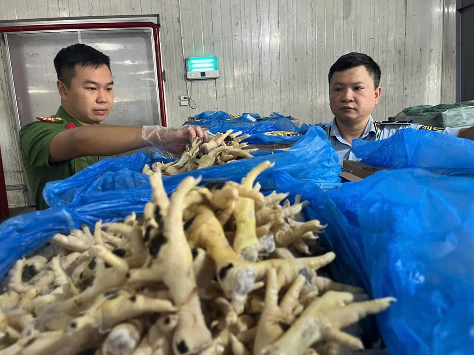 Cận cảnh 260 tấn chân gà đông lạnh hết hạn, mốc trắng chuẩn bị đưa ra thị trường tiêu thụ Cận cảnh 260 tấn chân gà đông lạnh hết hạn, mốc trắng chuẩn bị đưa ra thị trường tiêu thụ