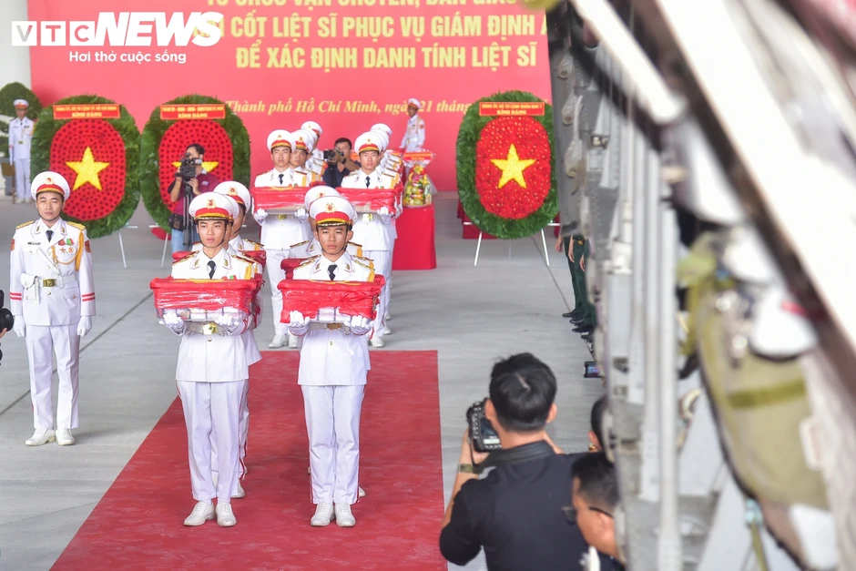 Cận cảnh chuyến bay đặc biệt đi tìm danh tính hơn 7.000 mẫu hài cốt liệt sĩ Cận cảnh chuyến bay đặc biệt đi tìm danh tính hơn 7.000 mẫu hài cốt liệt sĩ