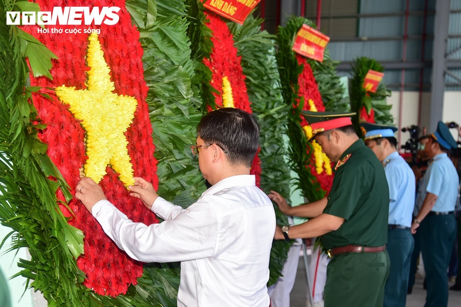 Cận cảnh chuyến bay đặc biệt đi tìm danh tính hơn 7.000 mẫu hài cốt liệt sĩ Cận cảnh chuyến bay đặc biệt đi tìm danh tính hơn 7.000 mẫu hài cốt liệt sĩ