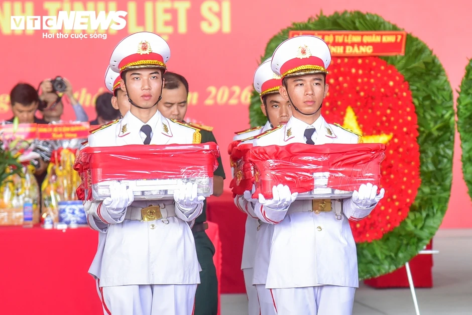 Cận cảnh chuyến bay đặc biệt đi tìm danh tính hơn 7.000 mẫu hài cốt liệt sĩ Cận cảnh chuyến bay đặc biệt đi tìm danh tính hơn 7.000 mẫu hài cốt liệt sĩ