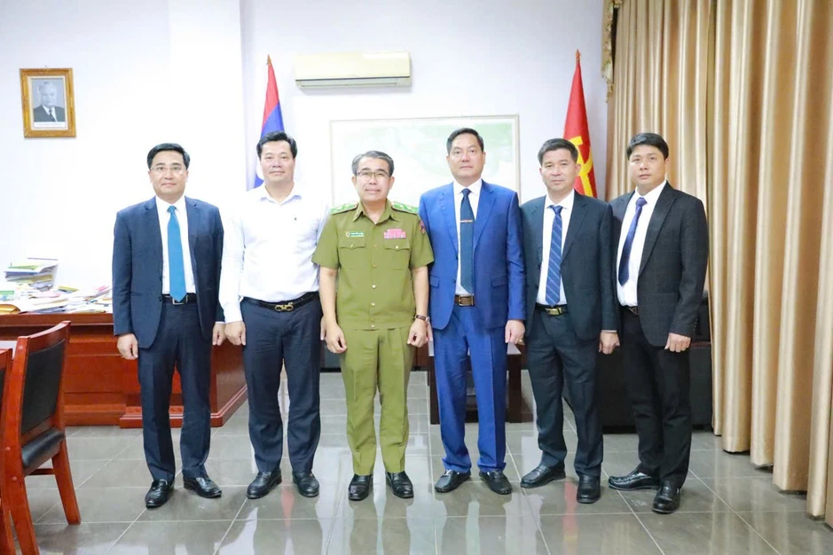 Cận cảnh cuộc đột kích của Công an Lai Châu vào sào huyệt lừa đảo ở Lào Cận cảnh cuộc đột kích của Công an Lai Châu vào sào huyệt lừa đảo ở Lào