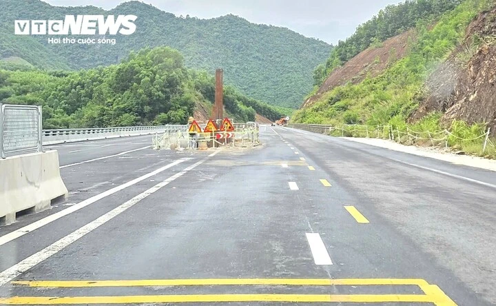 Cận cảnh dự án mở rộng cao tốc xuyên núi hơn 3.200 tỷ trước ngày về đích Cận cảnh dự án mở rộng cao tốc xuyên núi hơn 3.200 tỷ trước ngày về đích