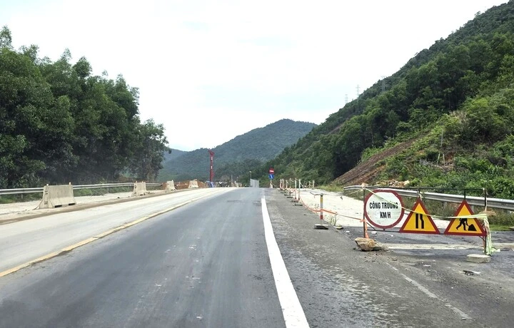 Cận cảnh dự án mở rộng cao tốc xuyên núi hơn 3.200 tỷ trước ngày về đích Cận cảnh dự án mở rộng cao tốc xuyên núi hơn 3.200 tỷ trước ngày về đích
