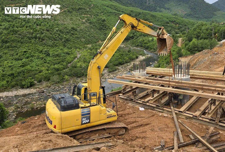 Cận cảnh dự án mở rộng cao tốc xuyên núi hơn 3.200 tỷ trước ngày về đích Cận cảnh dự án mở rộng cao tốc xuyên núi hơn 3.200 tỷ trước ngày về đích