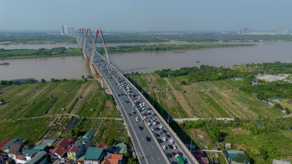 Cận cảnh hiện trường va chạm liên hoàn trên cầu Nhật Tân: Ô tô lật ngửa, giao thông ùn tắc nghiêm trọng Cận cảnh hiện trường va chạm liên hoàn trên cầu Nhật Tân: Ô tô lật ngửa, giao thông ùn tắc nghiêm trọng