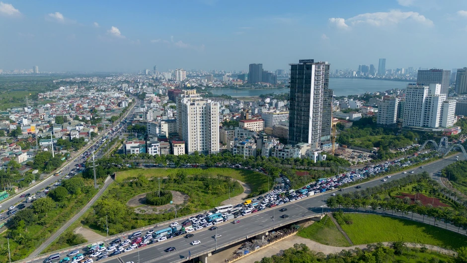 Cận cảnh hiện trường va chạm liên hoàn trên cầu Nhật Tân: Ô tô lật ngửa, giao thông ùn tắc nghiêm trọng Cận cảnh hiện trường va chạm liên hoàn trên cầu Nhật Tân: Ô tô lật ngửa, giao thông ùn tắc nghiêm trọng