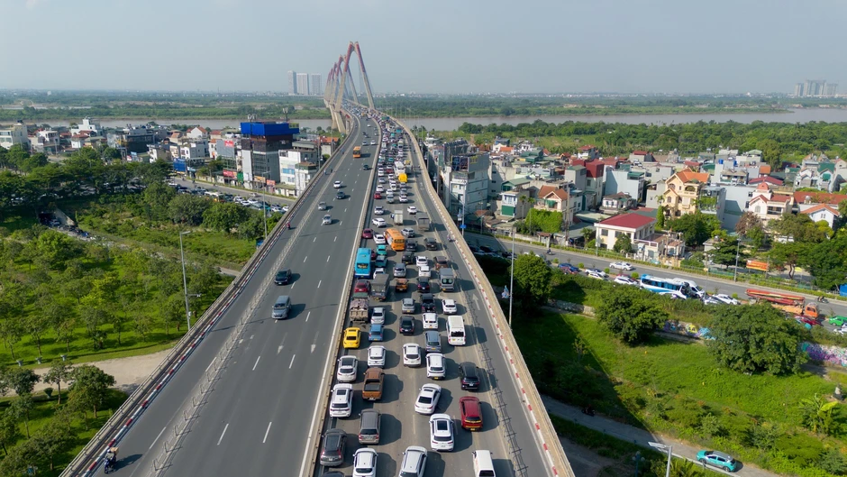 Cận cảnh hiện trường va chạm liên hoàn trên cầu Nhật Tân: Ô tô lật ngửa, giao thông ùn tắc nghiêm trọng Cận cảnh hiện trường va chạm liên hoàn trên cầu Nhật Tân: Ô tô lật ngửa, giao thông ùn tắc nghiêm trọng