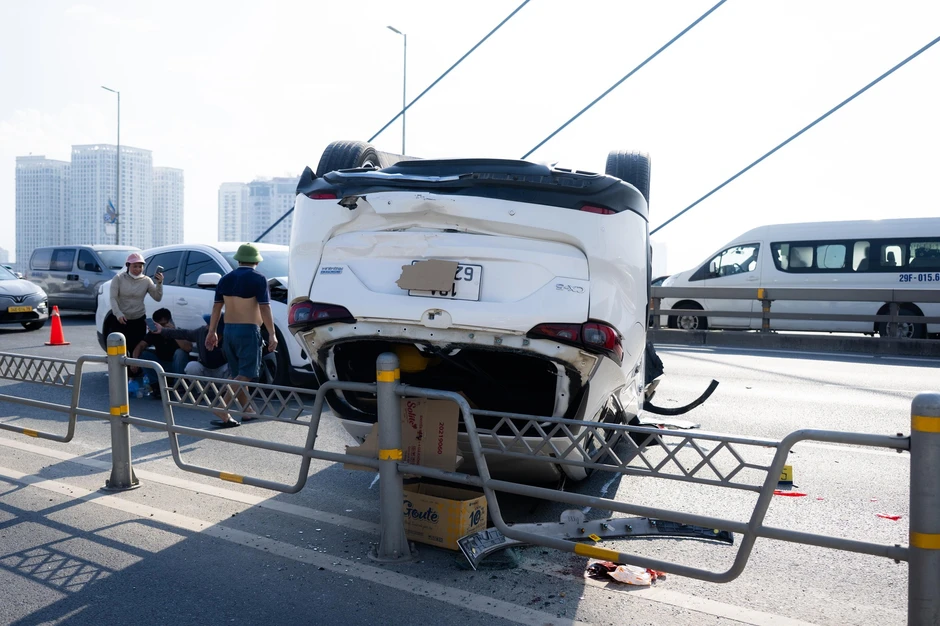 Cận cảnh hiện trường va chạm liên hoàn trên cầu Nhật Tân: Ô tô lật ngửa, giao thông ùn tắc nghiêm trọng Cận cảnh hiện trường va chạm liên hoàn trên cầu Nhật Tân: Ô tô lật ngửa, giao thông ùn tắc nghiêm trọng