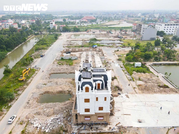 Cận cảnh 'thần đèn' di chuyển biệt thự 4 tầng nặng hàng trăm tấn ở Bắc Ninh Cận cảnh 'thần đèn' di chuyển biệt thự 4 tầng nặng hàng trăm tấn ở Bắc Ninh