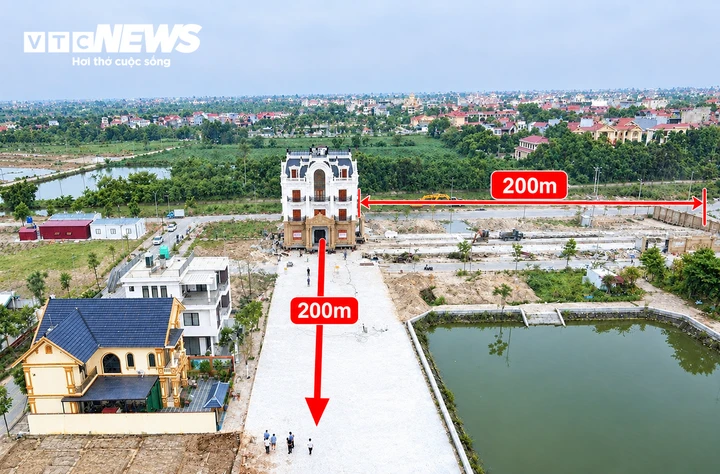 Cận cảnh 'thần đèn' di chuyển biệt thự 4 tầng nặng hàng trăm tấn ở Bắc Ninh Cận cảnh 'thần đèn' di chuyển biệt thự 4 tầng nặng hàng trăm tấn ở Bắc Ninh