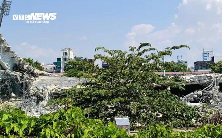 Cận cảnh tháo dỡ sân vận động Chi Lăng sau 12 năm vướng đại án Cận cảnh tháo dỡ sân vận động Chi Lăng sau 12 năm vướng đại án