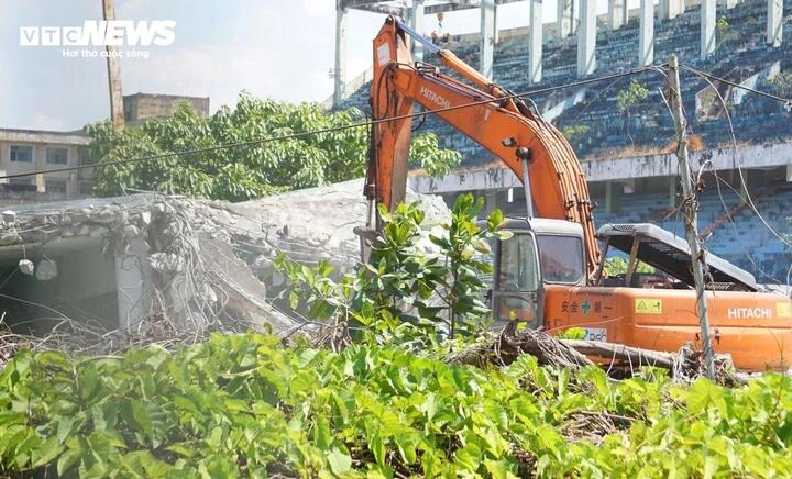 Cận cảnh tháo dỡ sân vận động Chi Lăng sau 12 năm vướng đại án Cận cảnh tháo dỡ sân vận động Chi Lăng sau 12 năm vướng đại án