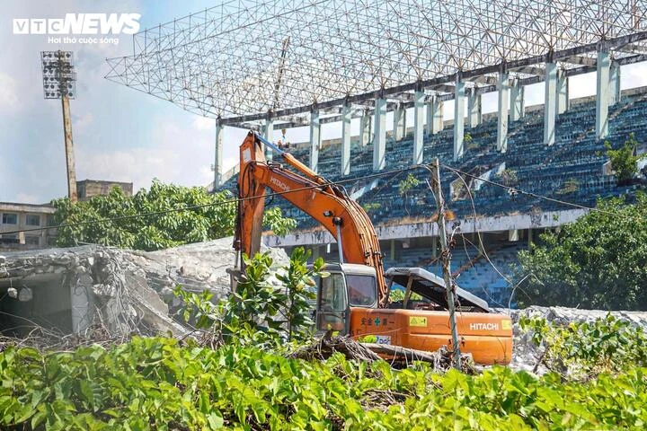 Cận cảnh tháo dỡ sân vận động Chi Lăng sau 12 năm vướng đại án Cận cảnh tháo dỡ sân vận động Chi Lăng sau 12 năm vướng đại án