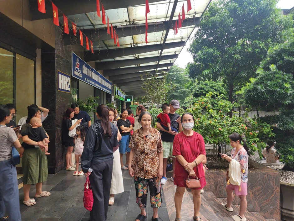 Căn hộ chung cư ở Hà Nội bốc cháy dữ dội