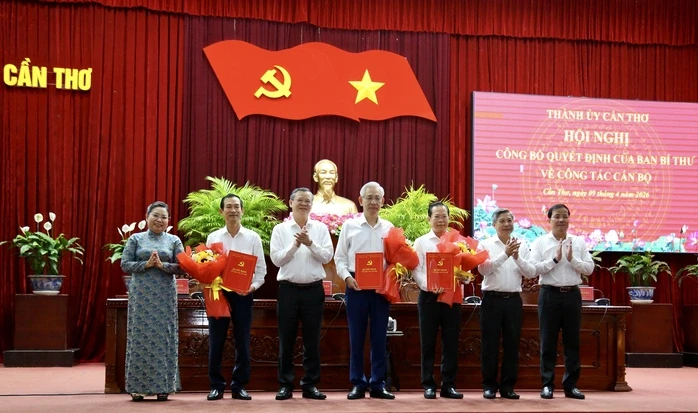 Cần Thơ công bố quyết định của Ban Bí thư về công tác cán bộ Cần Thơ công bố quyết định của Ban Bí thư về công tác cán bộ