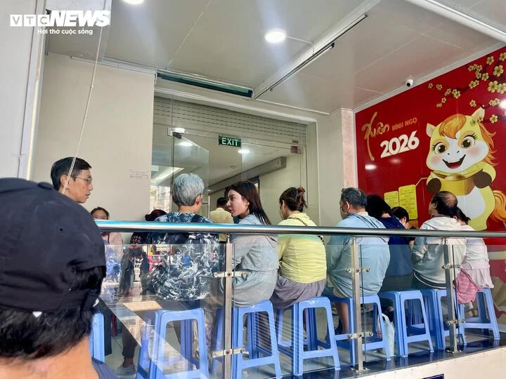 Cảnh hiếm thấy ở SJC: Khách chen nhau bán vàng, chờ cả ngày chưa tới lượt Cảnh hiếm thấy ở SJC: Khách chen nhau bán vàng, chờ cả ngày chưa tới lượt