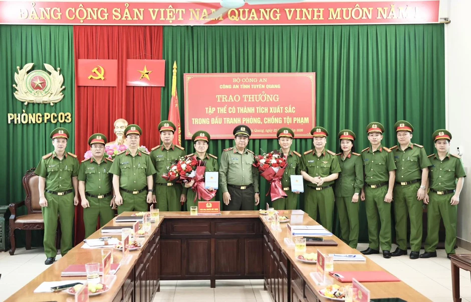 Cảnh sát chặn ô tô chở hơn 700kg hàng cấm, Phan Thanh Hương ra đầu thú Cảnh sát chặn ô tô chở hơn 700kg hàng cấm, Phan Thanh Hương ra đầu thú