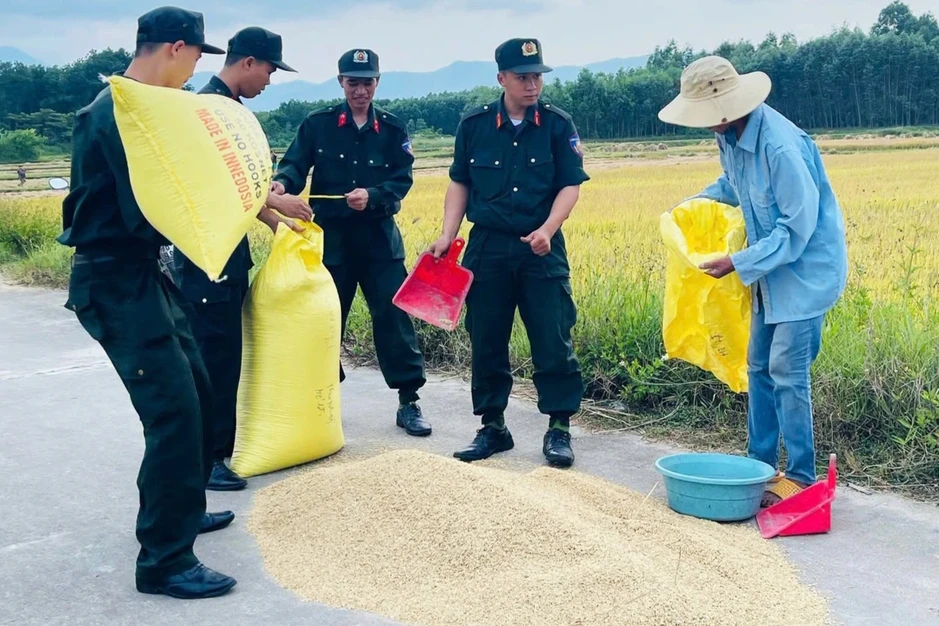 Cảnh sát cơ động giúp người đàn ông khuyết tật dọn lúa chạy mưa Cảnh sát cơ động giúp người đàn ông khuyết tật dọn lúa chạy mưa