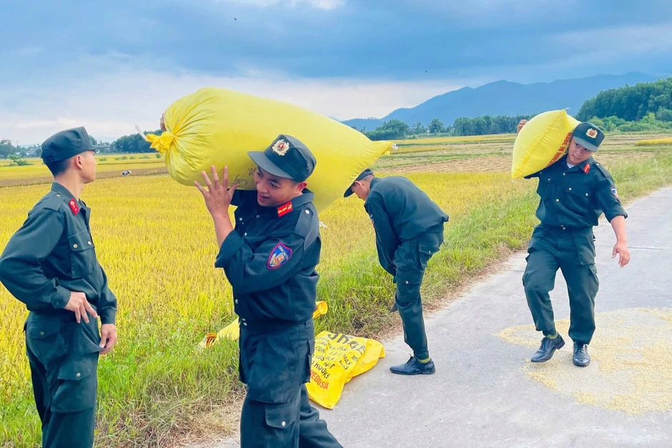 Cảnh sát cơ động giúp người đàn ông khuyết tật dọn lúa chạy mưa Cảnh sát cơ động giúp người đàn ông khuyết tật dọn lúa chạy mưa