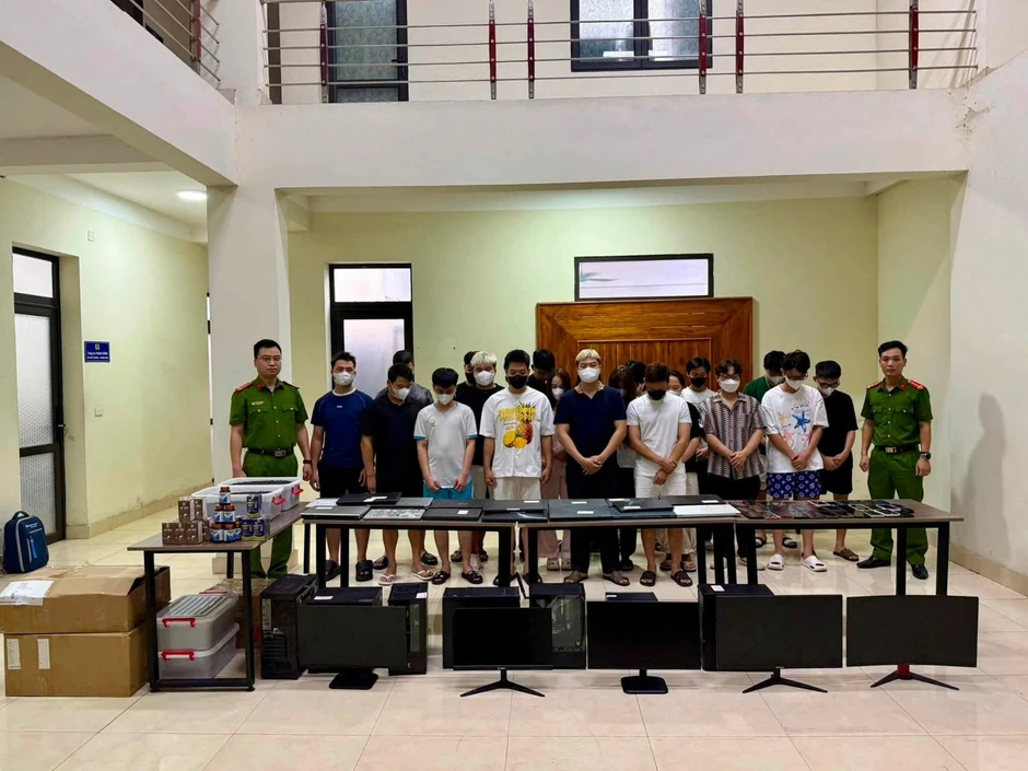 Cảnh sát công bố hình ảnh sản phẩm xương khớp bị thổi giá gấp 8 lần, 21 người bị khởi tố Cảnh sát công bố hình ảnh sản phẩm xương khớp bị thổi giá gấp 8 lần, 21 người bị khởi tố