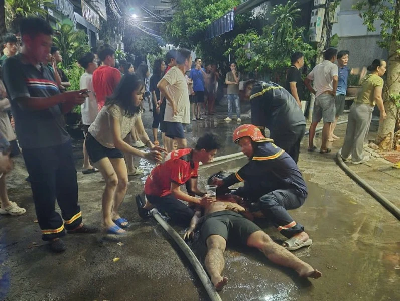 Cảnh sát cứu hai trẻ mắc kẹt trong nhà cháy lúc nửa đêm Cảnh sát cứu hai trẻ mắc kẹt trong nhà cháy lúc nửa đêm