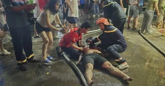 Cảnh sát cứu hai trẻ mắc kẹt trong nhà cháy lúc nửa đêm