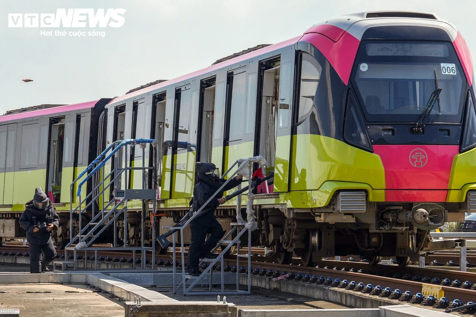 Cảnh sát đặc nhiệm đột kích, diễn tập giải cứu con tin trên metro Nhổn Cảnh sát đặc nhiệm đột kích, diễn tập giải cứu con tin trên metro Nhổn