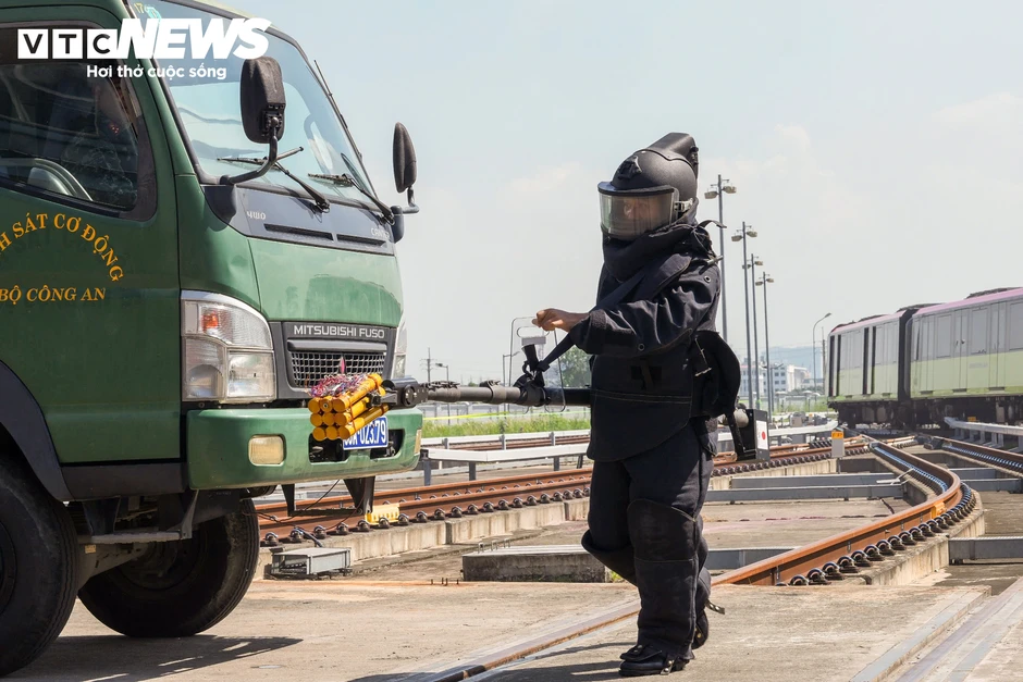 Cảnh sát đặc nhiệm đột kích, diễn tập giải cứu con tin trên metro Nhổn Cảnh sát đặc nhiệm đột kích, diễn tập giải cứu con tin trên metro Nhổn